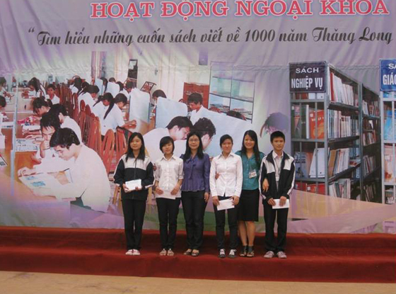 Hoạt động ngoại khóa của thư viện trường THPT Phan Huy Chú- Đống Đa chào mừng đại lễ 1000 năm Thăng Long- Hà Nộ