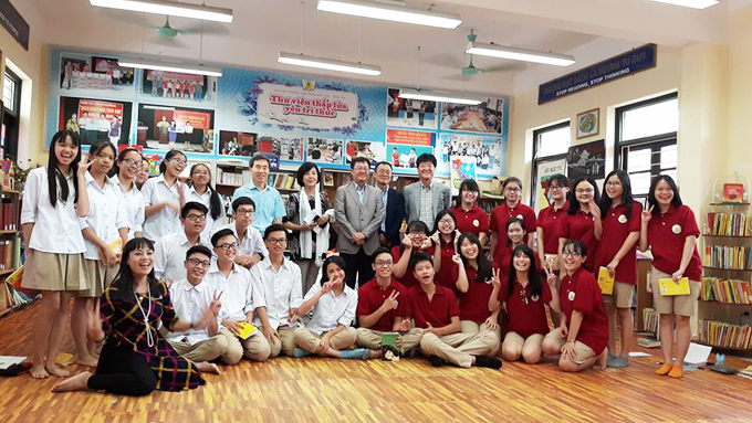 Lãnh đạo tập đoàn giáo dục đọc sách Hàn Quốc thăm thư viện trường