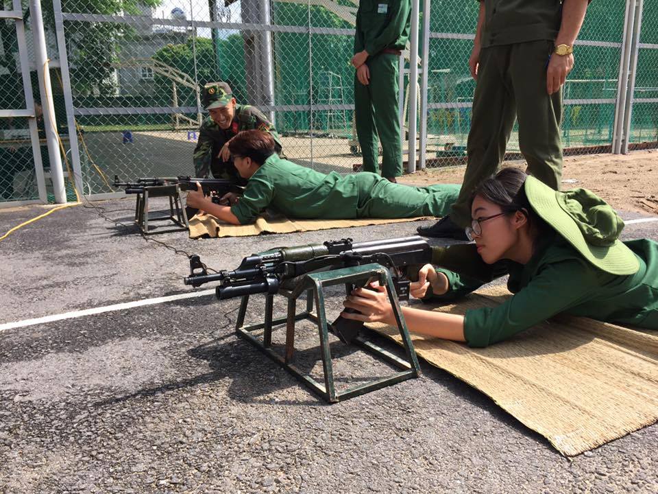 Ngày thứ tư ở trung tâm huấn luyện quân sự: Tập băn súng và hành quân thực địa