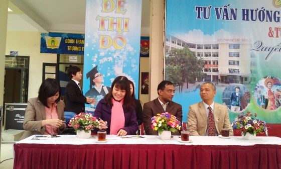 Tưng bừng ngày hội tư vấn hướng nghiệp 2014