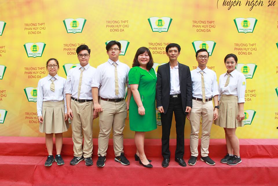 Thầy Hiệu trưởng tin tưởng chúc mừng 5 trò giỏi đi thi Vòng Quốc gia