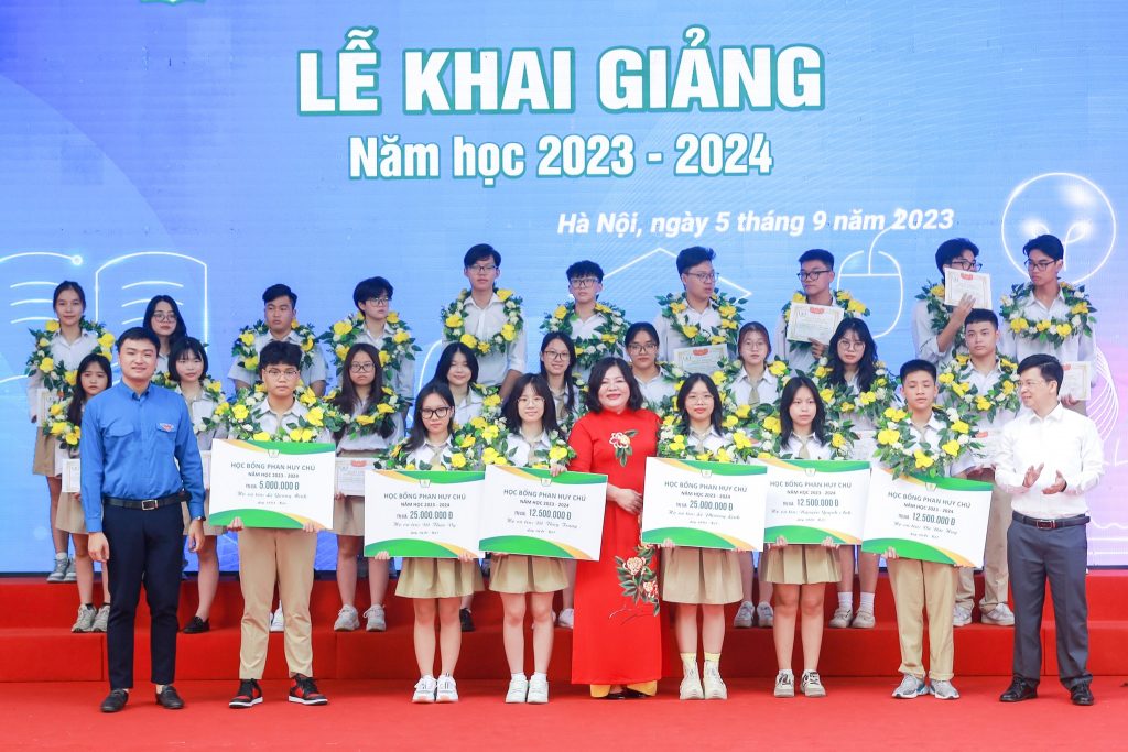 TƯNG BỪNG VÀ NHIỆT HUYẾT TRONG LỄ KHAI GIẢNG NĂM HỌC 2023 - 2024