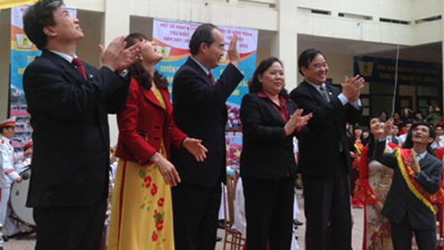 Phó thủ tướng Nguyễn Thiện Nhân tại hoạt động 'Hướng về nguồn cội' của trường THPT Phan Huy Chú- Hà Nội