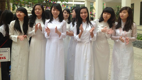 Nữ sinh THPT Phan Huy Chú vui tươi trong ngày hội tri ân nguồn cội