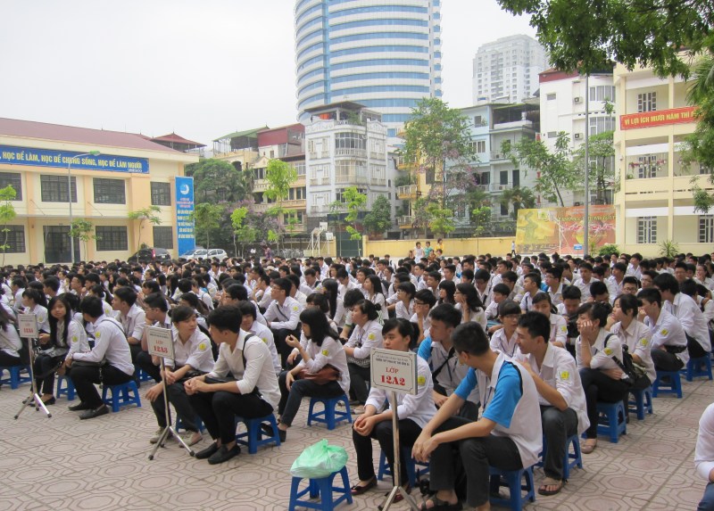 Buổi sinh hoạt tiếp sức cho HS lớp12 với chủ đề: “Gỡ rối mùa thi”