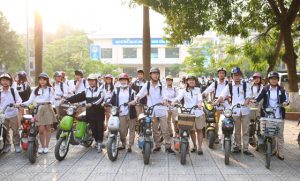 Đội mũ bảo hiểm khi tham gia giao thông – Phong cách đẹp của học sinh Thủ đô