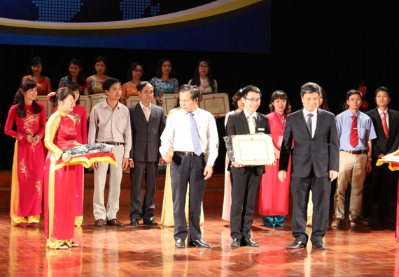 Ngày hội CNTT: Thầy Hà Văn Thọ và cô Tô Thị Yến đoạt giải Nhất