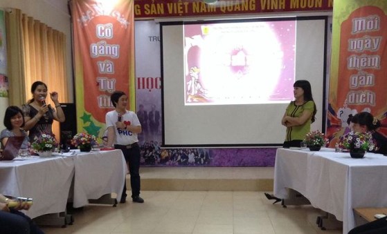 co-giao-le-thi-hong-hanh-dang-giai-dap-cho-hoc-trojpg