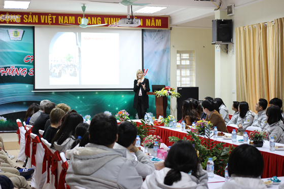 Thân tình cởi mở giao lưu với các thầy, cô giáo đến từ Thụy Điển