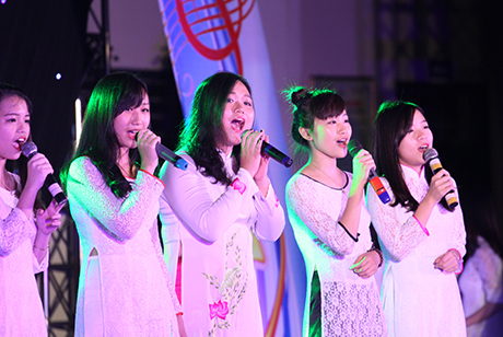 Kết thúc buổi lễ xúc động là những bài hát ca ngợi tình thầy trò, công lao mẹ cha của các học trò