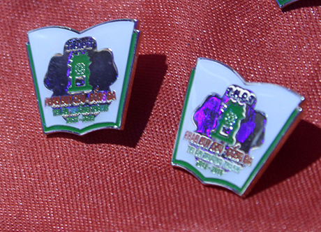 Cận cảnh chiếc huy hiệu trưởng thành của học trò trường Phan Huy Chú