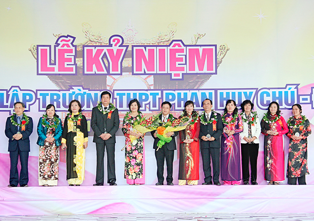 Ngược dòng thời gian với mênh mang bể ân tình