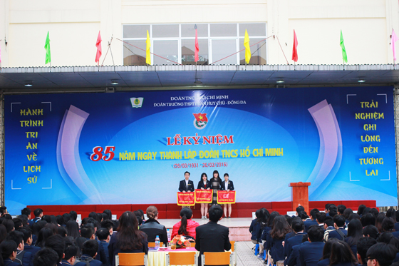 Mùa bội thu cho học sinh giỏi nhận học bổng và phần thưởng tháng 3