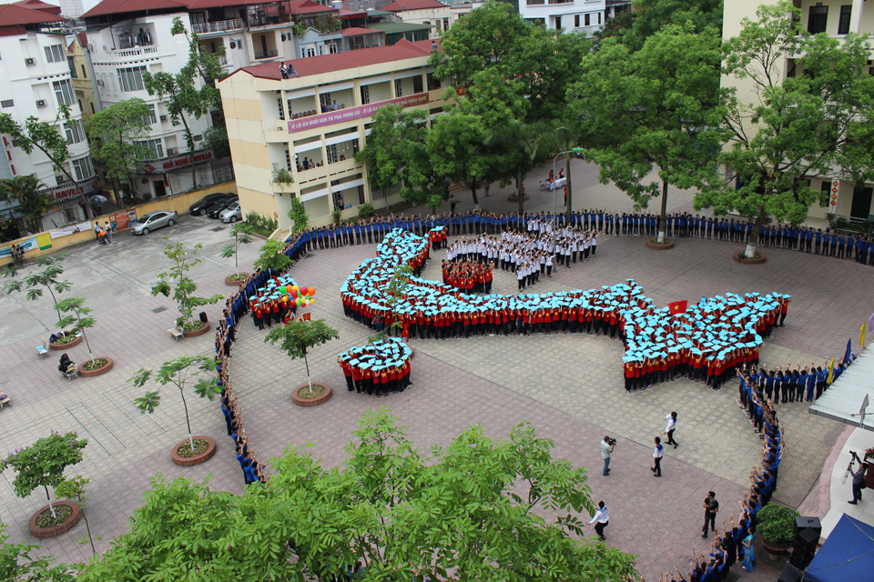 Bài phát biểu của cô giáo Hiệu trưởng Nguyễn Thị Nhiếp: Khát vọng hòa bình – muôn lòng muốn gửi!