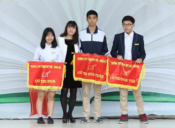 Trao học bổng cho học sinh có kết quả xuất sắc qua đợt thi giữa học kỳ I