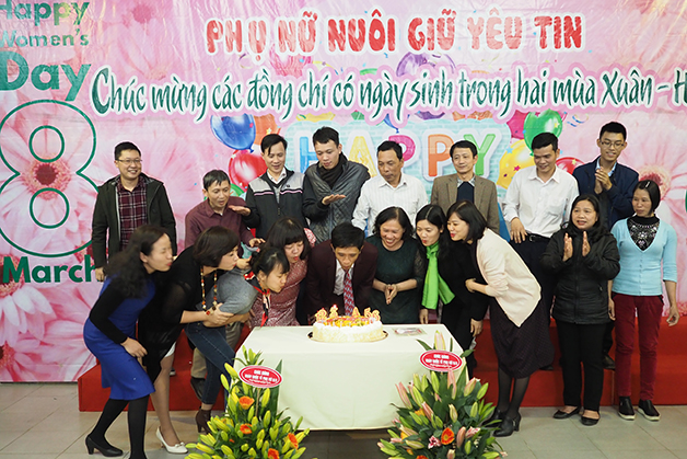 Ấm áp bên nhau Mừng ngày 8-3: "Phụ nữ nuôi giữ tin yêu"