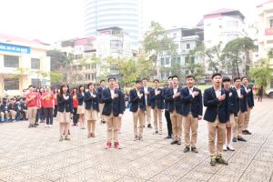 Toàn trường nghiêm túc tham gia cuộc thi hát Quốc ca