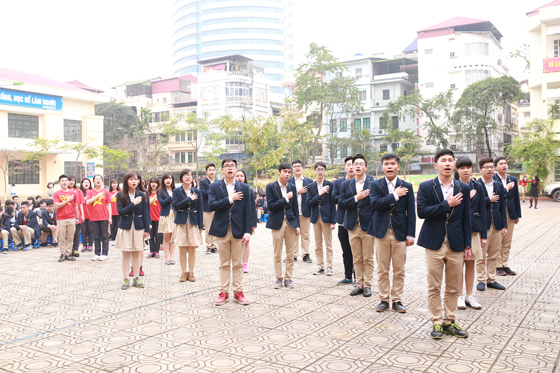 Toàn trường nghiêm túc tham gia cuộc thi hát Quốc ca