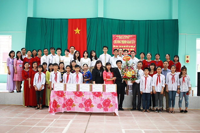 Giao lưu tặng sách tại Ba Vì: "Sách - Tri thức kiến tạo tương lai"