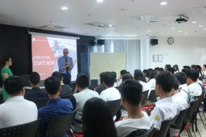 Học sinh hào hứng học kỹ năng thuyết trình tại Đại học Anh quốc