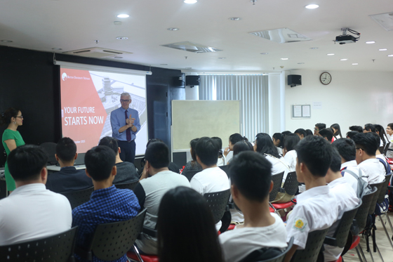 Học sinh hào hứng học kỹ năng thuyết trình tại Đại học Anh quốc