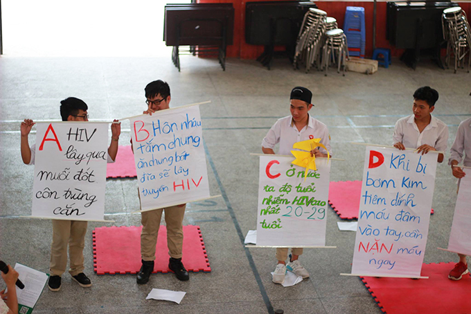 Ngoại khóa cho học sinh khối 10 chủ đề: Phòng chống HIV- AIDS
