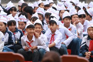 Tặng sách "Nối tình yêu tri thức" tại trường THCS Hợp Tiến, huyện Mỹ Đức